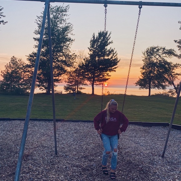 Meet your Posher, Tori - Picture 2 of 3